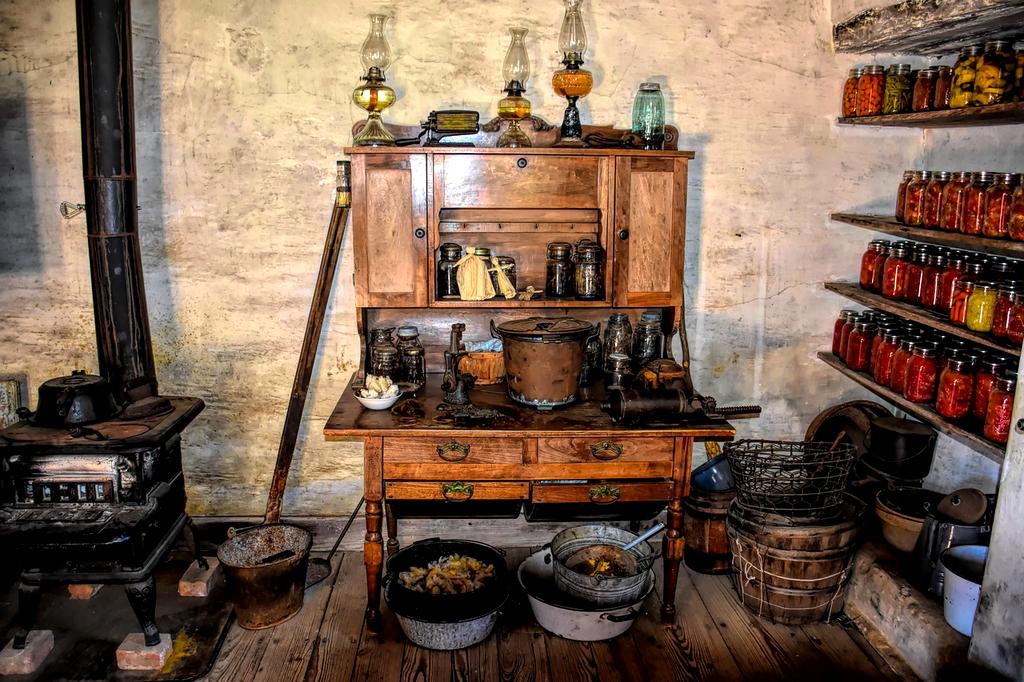 Organizarea eficientă a dulapurilor din bucătărie