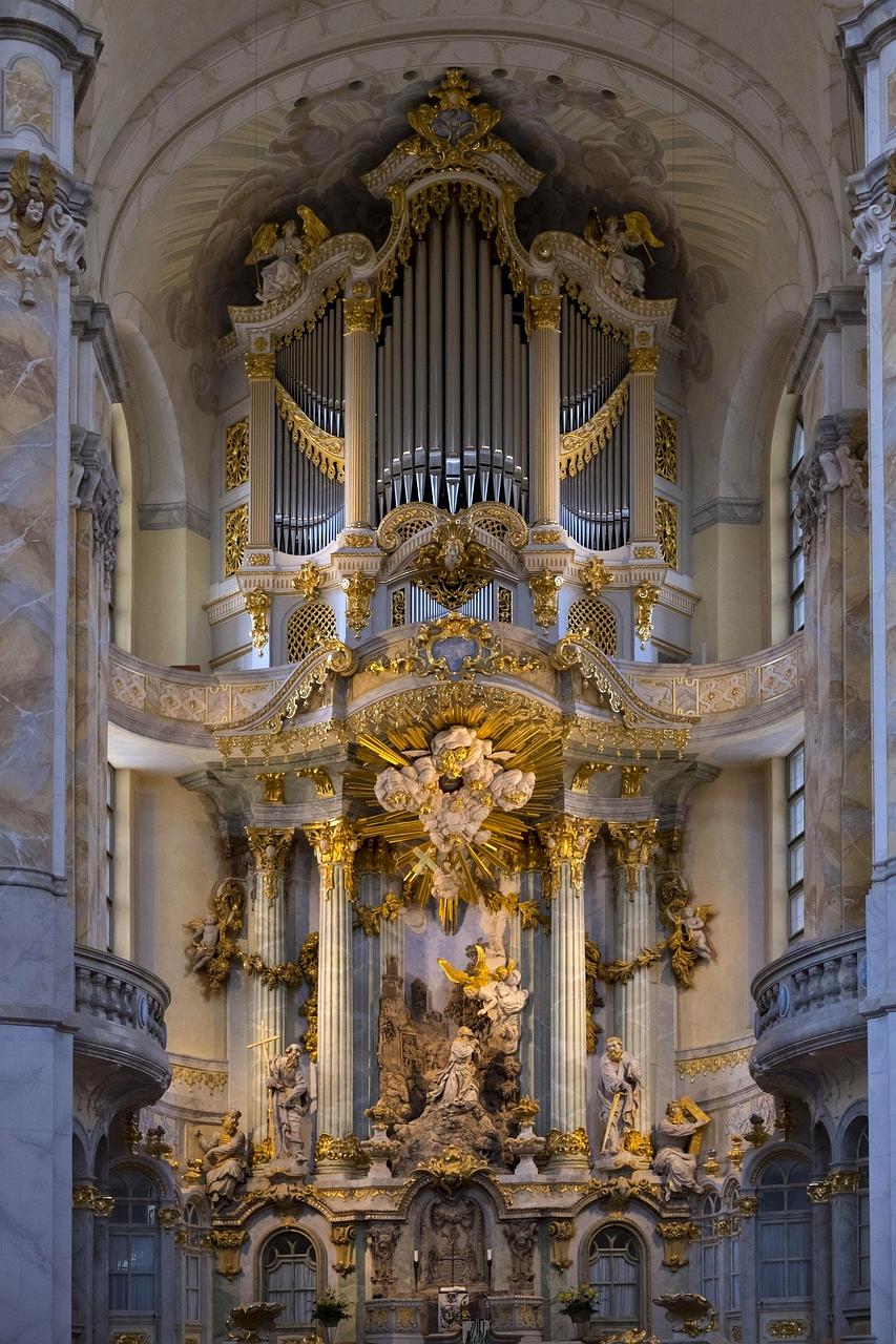 Dormitor minimalist cu soluții de organizare integrate