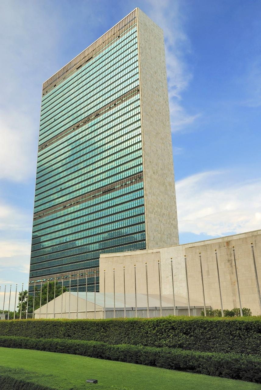 Organizare dressing cu rafturi și compartimente personalizate